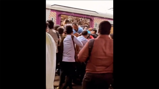 Viral Video : मुंबई लोकल ट्रेनमधून उतरतानाची जीवघेणी धडपड व्हायरल, लोक म्हणतात, हे फक्त विश्वगुरू भारतातच घडू शकतं!
