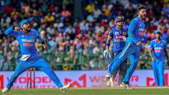 IND vs SL ODI : रियान परागच्या फिरकीनं श्रीलंकेला कमी धावसंख्येवर रोखलं, भारतासमोर सोपं लक्ष्य