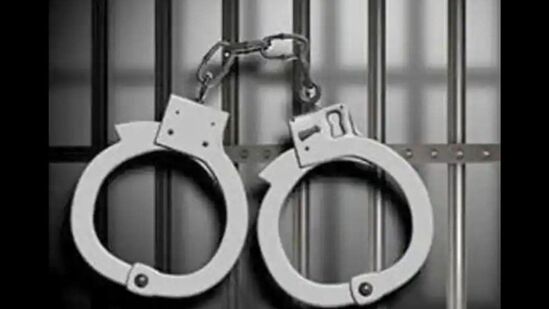 खोट्या केसेसची धमकी देत २० पोलिसांकडून उकळली खंडणी. (HT File)