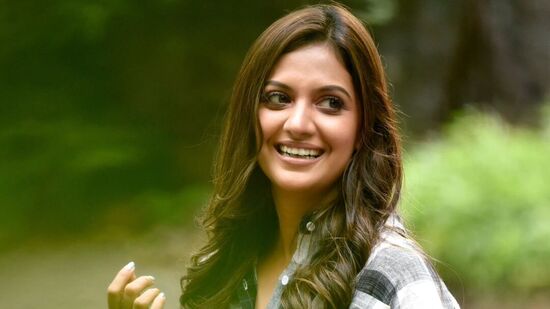 सोशल मीडियावर तेजश्रीला या फोटोंमुळे ट्रोल केले आहे.