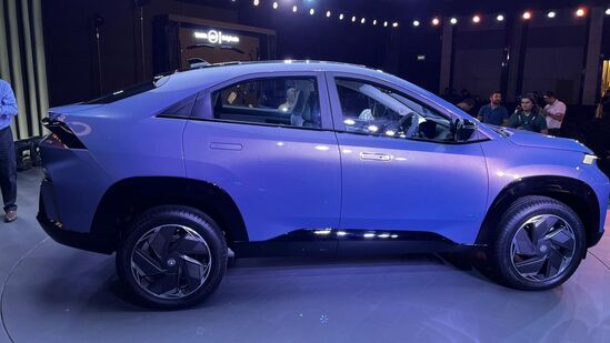 कर्व्ह ईव्ही बुकिंग १२ ऑगस्टपासून सुरू होईल, तर टेस्ट ड्राइव्ह १४ ऑगस्ट २०२४ पासून सुरू होतील. टाटा कर्व्ह ईव्हीच्या फ्रंटमध्ये प्रोफाईल-वाइड स्लीक एलईडी बार असेल. टाटा कर्व्ह ईव्हीमध्ये नवीन डिझाइनमध्ये १८ इंचाची अलॉय व्हील्स असतील. यात काळ्या आवरणासह कूपसारखी सरपटणारी छत रेषा असेल आणि मागील बाजूस एक सुंदर एलईडी लाइट बार असेल जो टेललाईटचे काम करेल.