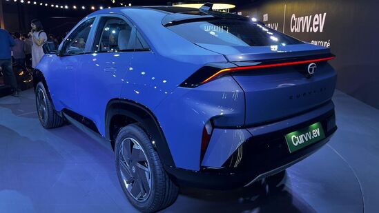 टाटा कर्व्ह ईव्ही दोन बॅटरी पर्यायांसह उपलब्ध असेल. कर्व्ह.ईव्ही ४५ साठी ४५ किलोवॅट बॅटरी आणि कर्व्ह ईव्ही ५५ व्हर्जनसाठी ५५ किलोवॅट बॅटरी असेल. यात १६५ बीएचपीची इलेक्ट्रिक मोटर असेल.