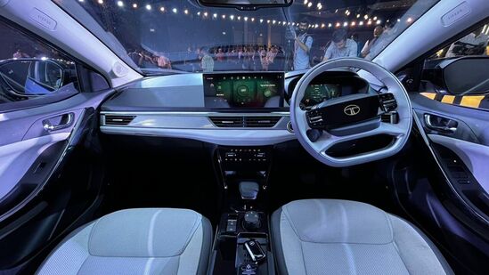 टाटा कर्व्ह ईव्हीमध्ये १२.३ इंचाची फ्री-स्टँडिंग टचस्क्रीन इन्फोटेनमेंट सिस्टिम, १०.२ इंचाचा ऑल-डिजिटल इंस्ट्रूमेंट क्लस्टर सह ९ स्पीकर्स आणि लेयर्ड डॅशबोर्डसह जेबीएल साउंड सिस्टिम देण्यात आली आहे.