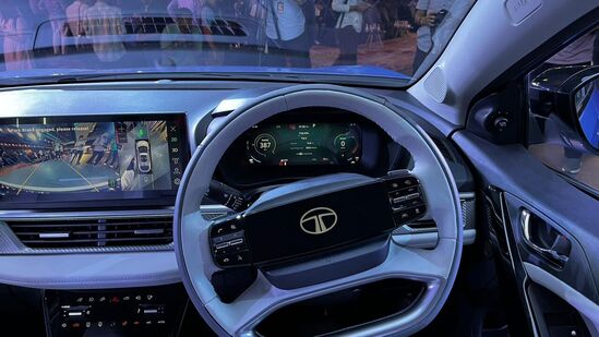 टाटा नेक्सॉन ईव्हीप्रमाणेच कर्व्ह ईव्हीमध्ये मल्टीफंक्शनल स्टीअरिंग व्हील देण्यात आले आहे. यात मध्यभागी ब्राइट ब्रँडचा लोगो देण्यात आला आहे. टाटा कर्व्ह ईव्ही स्टीअरिंग व्हीलदेखील एक विशिष्ट डिझाइनसह येते.