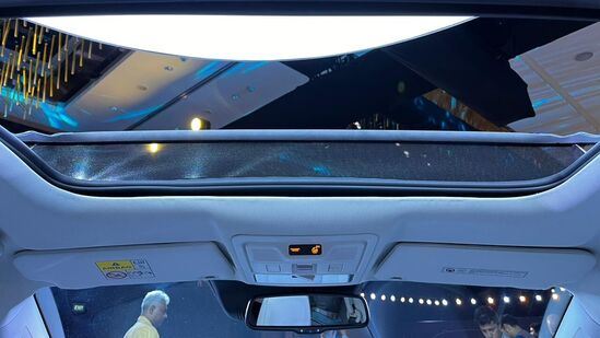 केबिनमध्ये पॅनोरॅमिक सनरूफ, इलेक्ट्रॉनिक पार्किंग ब्रेक, एम्बियंट लाइटिंग, व्ही 2 व्ही, व्ही 2 एल चार्जिंग इत्यादी प्रमुख वैशिष्ट्ये आहेत.
