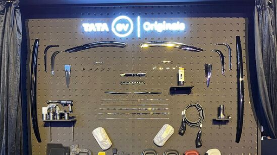 टाटा मोटर्सने टाटा कर्व्ह ईव्हीसाठी टाटा.ईव्ही ओरिजिनल अॅक्सेसरीज पॅकेज सादर केले आहे, ज्यात फ्लोअर मॅट, पेट शीट, हीटेड ब्लँकेट, वायरलेस कॉफी मेकर इत्यादी 60 पेक्षा जास्त अॅक्सेसरीजचा समावेश आहे आणि दोन वर्षांची वॉरंटी आहे.