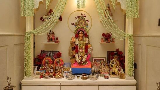 श्रावणातील शुक्रवारी म्हणजेच १६ ऑगस्ट रोजी वरदलक्ष्मी व्रत केले जाणार आहे. या दिवशी पुत्रदा एकादशी तिथीही आहे. असे मानले जाते की, जो व्यक्ती वरदलक्ष्मीचे व्रत करतो त्याच्या शुभ प्रभावामुळे त्याच्या जीवनातून दारिद्र्य दूर होते. भावी पिढ्याही सुखी जीवन जगतात. <p>श्रावणातील शुक्रवारी म्हणजेच १६ ऑगस्ट रोजी वरदलक्ष्मी व्रत केले जाणार आहे. या दिवशी पुत्रदा एकादशी तिथीही आहे. असे मानले जाते की, जो व्यक्ती वरदलक्ष्मीचे व्रत करतो त्याच्या शुभ प्रभावामुळे त्याच्या जीवनातून दारिद्र्य दूर होते. भावी पिढ्याही सुखी जीवन जगतात.</p>