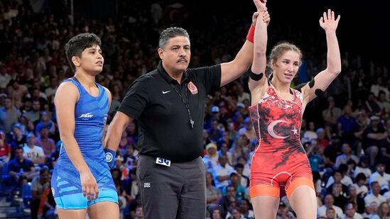 Paris Olympics : भारतीय महिला कुस्तीपटूची ऑलिम्पिक व्हिलेजमधून हकालपट्टी, पोलिसांत गुन्हा दाखल