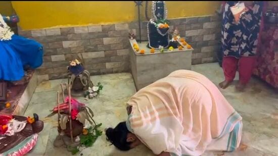 हिंदू धर्मात असे अनेक लोक आहेत जे घरी शिवलिंगाची प्रतिष्ठापना करतात. अनेक लोकांच्या देवघरात शिवलिंग असते.