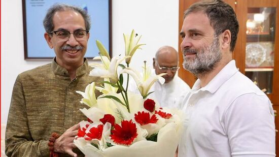 लोकसभा निवडणुकीत देशात उद्धव ठाकरे आणि राहुल गांधी या दोन नेत्यांनी मोदी सरकारवर थेट हल्ले चढवले होते. त्यामुळं दोघांचीही जोरदार चर्चा होती. देशात काँग्रेसनं अनेक ठिकाणी भाजपला धक्के दिले तर, महाराष्ट्रात उद्धव ठाकरे यांनी वातावरण पालटून टाकले. या दोन्ही नेत्यांचीही दिल्लीत भेट झाली. लोकसभा निवडणुकीत देशात उद्धव ठाकरे आणि राहुल गांधी या दोन नेत्यांनी मोदी सरकारवर थेट हल्ले चढवले होते. त्यामुळं दोघांचीही जोरदार चर्चा होती. देशात काँग्रेसनं अनेक ठिकाणी भाजपला धक्के दिले तर, महाराष्ट्रात उद्धव ठाकरे यांनी वातावरण पालटून टाकले. या दोन्ही नेत्यांचीही दिल्लीत भेट झाली.