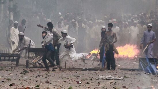 न्यू यॉर्क टाईम्सने बांगलादेशातील हिंदूविरोधी हिंसाचाराला म्हटले 'सूड', टीकेनंतर बदलला मथळा
