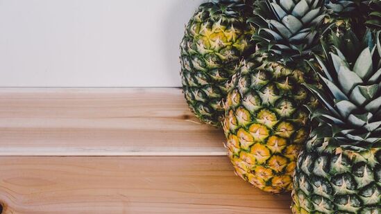 अननस- किडनी निरोगी ठेवण्यासाठी तुम्ही नियमित अननस, टरबूज, चेरी, पिअर इत्यादी फळांचे सेवन करू शकता. अननसात 'ब्रोमेलेन' नावाचे पाचक एंझाइम असते. जे मुतखड्याला विरघळण्यास मदत करते. हे फळ व्हिटॅमिन सीचा चांगला स्रोत आहे. जो किडनीशी संबंधित आजारांपासून संरक्षण करते. अननस- किडनी निरोगी ठेवण्यासाठी तुम्ही नियमित अननस, टरबूज, चेरी, पिअर इत्यादी फळांचे सेवन करू शकता. अननसात 'ब्रोमेलेन' नावाचे पाचक एंझाइम असते. जे मुतखड्याला विरघळण्यास मदत करते. हे फळ व्हिटॅमिन सीचा चांगला स्रोत आहे. जो किडनीशी संबंधित आजारांपासून संरक्षण करते. 