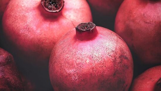 डाळिंब- &nbsp; डाळिंबमध्ये व्हिटॅमिन सी, के आणि अँटिऑक्सिडंट्स हे गुणधर्म असतात. यामुळे किडनी निरोगी राहते. किडनी निरोगी ठेवण्यासाठी डाळिंब खावे. त्यामुळे &nbsp;शरीरातील सूज, रक्तदाब आणि कोलेस्ट्रॉल कमी करतात. कमी फॉस्फरस आणि सोडियममुळे हे किडनीसाठी उत्तम फळ आहे.