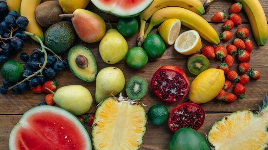 ही घाण बाहेर पडली नाही तर कोलेस्ट्रॉल, फॅटी लिव्हर, किडनी स्टोन अशा अनेक समस्या उद्भवू शकतात. त्यामुळे किडनीचे आरोग्य जपणे प्रचंड महत्वाचे आहे. किडनीचे आरोग्य राखण्यासाठी काही खास फळे खाण्याचा सल्ला तज्ज्ञ देतात. ही घाण बाहेर पडली नाही तर कोलेस्ट्रॉल, फॅटी लिव्हर, किडनी स्टोन अशा अनेक समस्या उद्भवू शकतात. त्यामुळे किडनीचे आरोग्य जपणे प्रचंड महत्वाचे आहे. किडनीचे आरोग्य राखण्यासाठी काही खास फळे खाण्याचा सल्ला तज्ज्ञ देतात. 