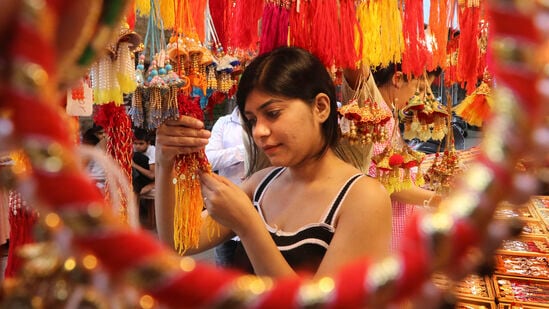 Raksha Bandhan 2024 : लाडक्या बहिणींनो लक्षात ठेवा… भावाच्या कोणत्या मनगटावर राखी बांधायची? शुभ परिणाम मिळतील