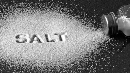 ब्रँडेड मीठ आणि साखरेमध्ये मायक्रोप्लास्टिक्स आहेत की नाही हे शोधण्यासाठी साखरेचे ५ नमुने आणि मीठ, टेबल सॉल्ट, सैंधव मीठ आणि समुद्री मीठाचे नमुने प्रयोगशाळेच्या चाचणीसाठी स्थानिक बाजारपेठेतून आणि ऑनलाइन खरेदी करण्यात आले. मिठाचे दोन नमुने आणि साखरेचा एक नमुना वगळता उर्वरित सर्व नमुने ब्रँडेड होते. मिठातील मायक्रोप्लास्टिक्सचे प्रमाण आणि आकार प्रत्येक नमुन्यानुसार बदलतो. हे कोरडे वजन ६.७१ ते ८९.१५ तुकडे प्रति किलो होते आणि ०.१ मिमी ते ५ मिमी पर्यंत होते.&nbsp;