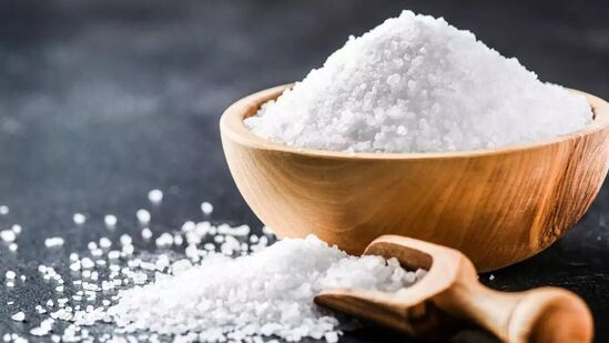 मीठ: घरातील नकारात्मक ऊर्जा काढून टाकण्यासाठी मीठाची कोणतीही बरोबर नाही. बाथरूममधील भांड्यात थोडे समुद्री मीठ घाला. भांडे काचेचे असेल तर उत्तम.&nbsp;