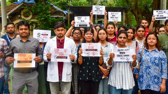 मुंबईतील वैद्यकीय विद्यार्थ्यांनी कोलकाता बलात्कार व हत्या प्रकरणाचा निषेध करत निदर्शने केली.  (PTI Photo)