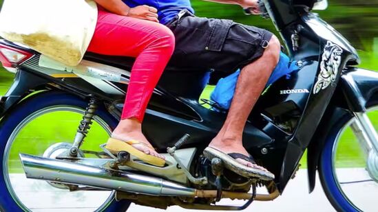 चप्पल, लुंगी घालून बाइक चालवल्यास होणार दंड? काय सांगतो नियम? वाचा