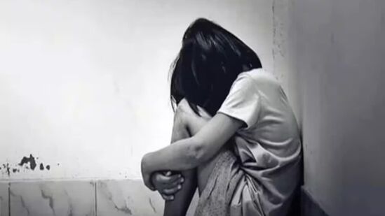 मुंबईत अल्पवयीन मुलीवर बलात्कार
