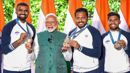 पंतप्रधान नरेंद्र मोदी यांनी ऑलिम्पिक मोहिमेपूर्वी भारतीय खेळाडूंशी संवाद साधला. त्याचप्रमाणे ऑलिम्पिक मोहिमेनंतर ते भारतीय खेळाडूंसोबत वेळ घालवायला विसरले नाही. हा काळही त्याला अपवाद नव्हता. पॅरिस ऑलिम्पिकमधून परतणाऱ्या भारतीय खेळाडूंना पंतप्रधान नरेंद्र मोदी यांनी स्वातंत्र्यदिनी आपल्या निवासस्थानी आमंत्रित केले आहे. त्यांनी त्यांच्या लढ्याचे कौतुक केले. फोटो सौजन्य पीटीआय.