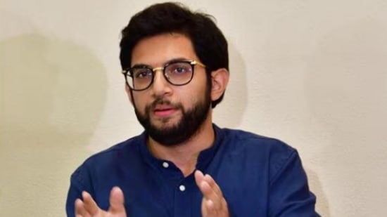 आदित्य ठाकरेंचा निवडणूक आयोगावर हल्लाबोल