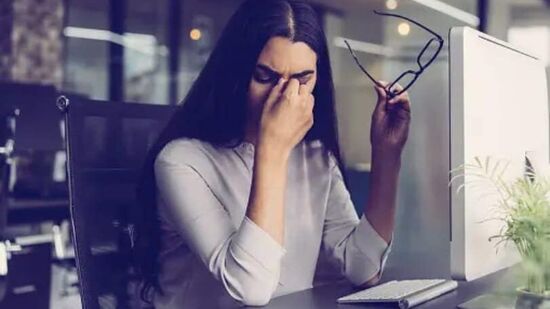 तणाव आणि रक्तातील साखर: थायरॉईडच्या कार्यक्षमतेवर हाय कोर्टिसोल पातळी, दीर्घकाळ तणाव आणि उच्च रक्तातील साखरेमुळे लक्षणीय परिणाम होऊ शकतो. तणाव आणि रक्तातील साखर: थायरॉईडच्या कार्यक्षमतेवर हाय कोर्टिसोल पातळी, दीर्घकाळ तणाव आणि उच्च रक्तातील साखरेमुळे लक्षणीय परिणाम होऊ शकतो. 