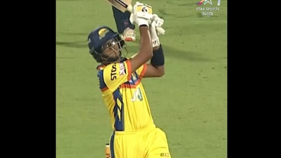 Samit Dravid : समित द्रविडने लगावला रोहित शर्माच्या स्टाईलमध्ये षटकार, १८३ धावांचं लक्ष्य अवघ्या १७ षटकात गाठलं, पाहा