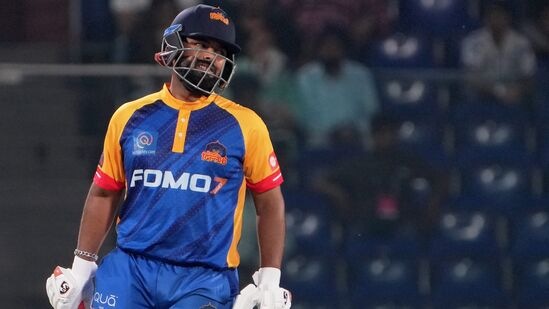 Rishabh Pant : दिल्ली प्रीमियर लीगमध्ये ऋषभ पंत फ्लॉप, चाहते म्हणाले, स्पिन खेळता येत नाही!