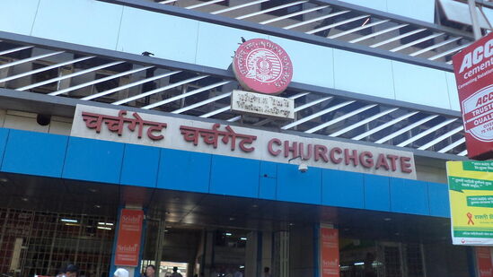 रेल्वे स्थानकावर विसरला  ५ लाखांची रोख रक्कम, प्रामाणिक प्रवाशांच्या मदतीनं परत मिळाली हरवलेली बॅग