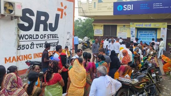लाडक्या बहिणींची अरेरावी! बँक कर्मचाऱ्यांशी घालत आहेत वाद; संघटनांनी थेट मुख्यमंत्र्यांना पत्र लिहित सुरक्षेची मागणी 