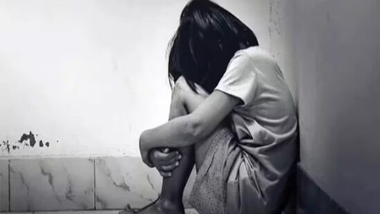 Mumbai rape crime : आई दारूच्या नशेत, वडिलांचा १३ वर्षांच्या मुलीवर अत्याचार; मुंबईतील धक्कादायक घटना