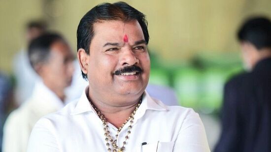 तलवारीने केक कापल्याप्रकरणी संजय गायकवाडविरोधात गुन्हा दाखल