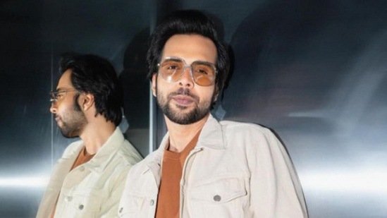 अभिषेक बॅनर्जीने नुकत्याच एका मुलाखतीत सांगितले की, त्याला करण जोहरच्या धर्मा प्रॉडक्शनच्या एका प्रोजेक्टमधून काढून टाकण्यात आले होते. सिद्धार्थ काननला दिलेल्या मुलाखतीत अभिषेकने याचा खुलासा केला आहे. अभिषेक बॅनर्जीने नुकत्याच एका मुलाखतीत सांगितले की, त्याला करण जोहरच्या धर्मा प्रॉडक्शनच्या एका प्रोजेक्टमधून काढून टाकण्यात आले होते. सिद्धार्थ काननला दिलेल्या मुलाखतीत अभिषेकने याचा खुलासा केला आहे.