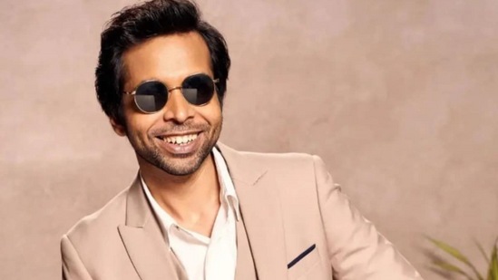 अभिषेकने सांगितले की, ही घटना २०१२मध्ये ‘अग्निपथ’च्या रिमेकदरम्यान घडली होती. ‘अग्निपथ’मध्ये हृतिक रोशन मुख्य भूमिकेत दिसला होता. तर, संजय दत्तने खलनायकाची भूमिका साकारली होती. अभिषेकने सांगितले की, ही घटना २०१२मध्ये ‘अग्निपथ’च्या रिमेकदरम्यान घडली होती. ‘अग्निपथ’मध्ये हृतिक रोशन मुख्य भूमिकेत दिसला होता. तर, संजय दत्तने खलनायकाची भूमिका साकारली होती.