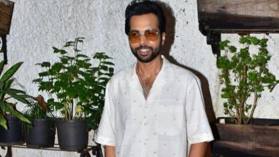 अभिषेकने सांगितले की, धर्मा प्रोडक्शनला चित्रपटासाठी त्याने निवडलेले कलाकार आवडले नाहीत. यामुळे त्याला प्रोजेक्टमधून काढून टाकण्यात आले होते. अभिषेकने सांगितले की, धर्मा प्रोडक्शनला चित्रपटासाठी त्याने निवडलेले कलाकार आवडले नाहीत. यामुळे त्याला प्रोजेक्टमधून काढून टाकण्यात आले होते.