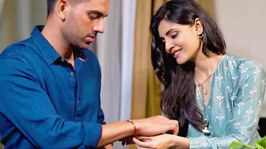 वेगवान गोलंदाज दीपक चहरही रक्षाबंधनाच्या सेलिब्रेट करताना दिसला. भारतीय वेगवान गोलंदाजाची बहीण मालती चहरने इन्स्टाग्रामवर दीपकला राखी बांधतानाचा फोटो शेअर केला आहे.