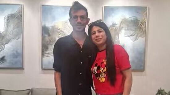 टीम इंडियाचा जादूई फिरकीपटू युजवेंद्र चहल यानेही रक्षाबंधनाच्या सणात उत्साहाने सहभाग घेतला. चहलने इन्स्टाग्राम स्टोरीद्वारे राखीच्या खास प्रसंगी बहिणीसोबतचे फोटोही शेअर केले आहेत.