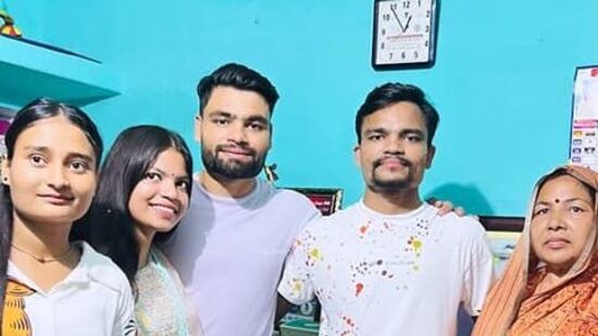 रक्षाबंधन साजरे करण्यात रिंकू सिंगही मागे राहिला नाही. रिंकूचा भाऊ जितू सिंहने रक्षाबंधनाच्या निमित्ताने एक व्हिडिओ शेअर केला आहे, ज्यामध्ये सर्व भाऊ-बहीण दिसत होते.