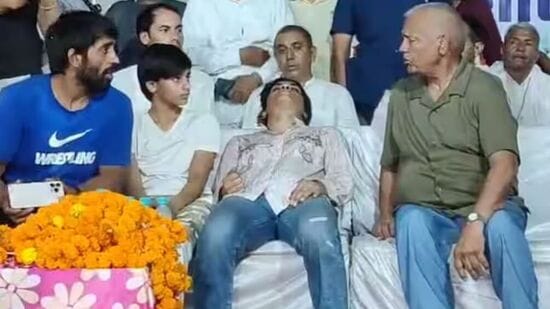 Vinesh Phogat Video : सुवर्णपदकाच्या कार्यक्रमात विनेश फोगट बेशुद्ध पडली, व्हिडीओ पाहा
