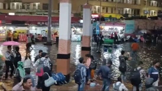 Pune Rain : मुळसाधर पावसाने पुणे रेल्वे स्थानक गेले पाण्यात! सामानासह पाण्यातून वाट काढतांना प्रवाशांची तारांबळ 