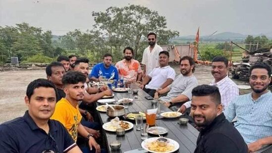 Ms Dhoni : कॅप्टन कूल धोनीची देसी स्टाईल ढाबा पार्टी चर्चेत… फोटो तुफान व्हायरल, पाहा