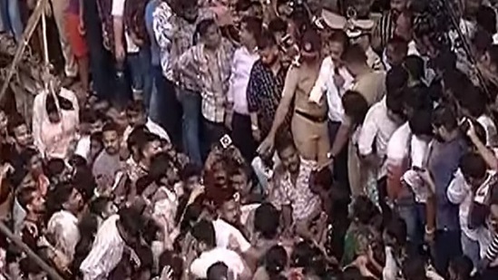 आंदोलकांनी गिरीश महाजनांच्या दिशेने भिरकावली बाटली