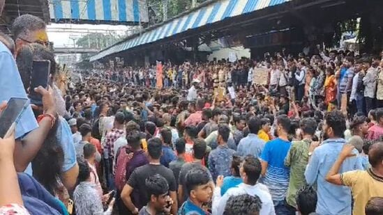 बदलापूरमध्ये पोलिसांचा आंदोलकांवर लाठीचार्ज