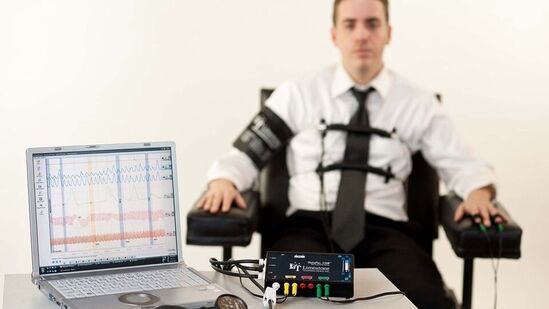 पॉलीग्राफ टेस्ट किंवा लाय डिटेक्टर टेस्ट ही संशयिताचे विधान किती खरे किंवा खोटे आहेत हे ठरवण्याची चाचणी आहे. या चाचणीत चार ते सहा सेन्सरचा वापर केला जातो. पॉलीग्राफ टेस्ट घेण्यासाठी मशीनचा वापर केला जातो. तेथे या सेन्सरचे अनेक सिग्नल कागदाच्या पट्टीवर ग्राफच्या स्वरूपात रेकॉर्ड केले जातात. पॉलीग्राफ टेस्ट किंवा लाय डिटेक्टर टेस्ट ही संशयिताचे विधान किती खरे किंवा खोटे आहेत हे ठरवण्याची चाचणी आहे. या चाचणीत चार ते सहा सेन्सरचा वापर केला जातो. पॉलीग्राफ टेस्ट घेण्यासाठी मशीनचा वापर केला जातो. तेथे या सेन्सरचे अनेक सिग्नल कागदाच्या पट्टीवर ग्राफच्या स्वरूपात रेकॉर्ड केले जातात. 