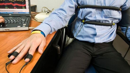 तथापि बऱ्याच प्रकरणांमध्ये, गुन्हेगार वेगवेगळ्या प्रकारे ही चाचणी उत्तीर्ण होऊ शकतात. त्यावर अनेक सिनेमे बनले आहेत. नुकत्याच झालेल्या एका बॉलिवूड चित्रपटात कथेच्या मध्यवर्ती पात्रातील महिला गुन्हेगार असूनही कसोटीतून बचावल्याचे दिसून आले आहे. या चाचणीत जी व्यक्ती दोषी ठरविण्यात आली आहे, ती व्यक्ती खरोखरच निर्दोष असल्याचे आढळून आल्याची ही उदाहरणे आहेत. तथापि बऱ्याच प्रकरणांमध्ये, गुन्हेगार वेगवेगळ्या प्रकारे ही चाचणी उत्तीर्ण होऊ शकतात. त्यावर अनेक सिनेमे बनले आहेत. नुकत्याच झालेल्या एका बॉलिवूड चित्रपटात कथेच्या मध्यवर्ती पात्रातील महिला गुन्हेगार असूनही कसोटीतून बचावल्याचे दिसून आले आहे. या चाचणीत जी व्यक्ती दोषी ठरविण्यात आली आहे, ती व्यक्ती खरोखरच निर्दोष असल्याचे आढळून आल्याची ही उदाहरणे आहेत. 