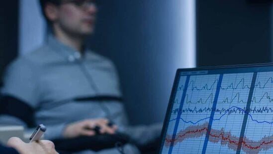 श्वासोच्छवासाचा वेग, त्यातील बदल, रक्तदाब आणि घाम येण्याचे प्रमाण याकडेही लक्ष दिले जाते. हात-पायावर लावलेल्या सेन्सरमधून येणाऱ्या सिग्नलद्वारे ते पाहिले जातात. रक्तदाब ठीक आहे की नाही हे पाहण्यासाठी एक स्वतंत्र मॉनिटर देखील असते. कुणाला खोटं बोलायचं असेल तर त्याच्या शरीरात अनेक बदल होतात, ते या टेस्टमध्ये पकडले जातात. श्वासोच्छवासाचा वेग, त्यातील बदल, रक्तदाब आणि घाम येण्याचे प्रमाण याकडेही लक्ष दिले जाते. हात-पायावर लावलेल्या सेन्सरमधून येणाऱ्या सिग्नलद्वारे ते पाहिले जातात. रक्तदाब ठीक आहे की नाही हे पाहण्यासाठी एक स्वतंत्र मॉनिटर देखील असते. कुणाला खोटं बोलायचं असेल तर त्याच्या शरीरात अनेक बदल होतात, ते या टेस्टमध्ये पकडले जातात. 