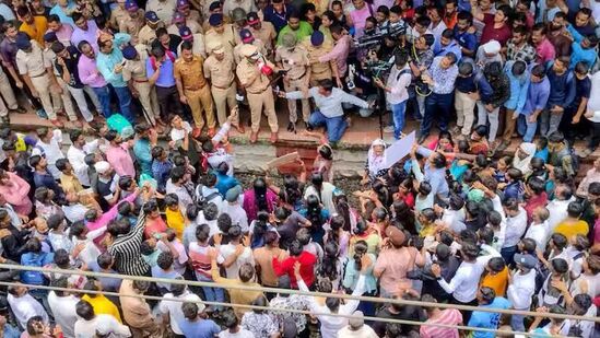 Badlapur School Case : बदलापूर प्रकरणातील आरोपीला पोलिस कोठडी! कोण आहे हा नराधम अक्षय शिंदे?
