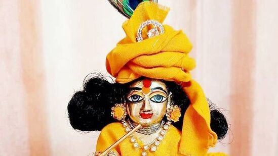 जन्माष्टमीचा सण श्रीकृष्णाचा जन्म सोहळा म्हणून साजरा केला जातो. २०२४ या वर्षी २६ ऑगस्ट रोजी श्रीकृष्ण जयंती आहे. हिंदू धर्मानुसार ही जन्माष्टमी तिथी अत्यंत शुभ मानली जाते. या काळात अनेक राशीच्या लोकांना चालू वर्षात लाभ होणार आहेत. या कोणत्या राशी आहेत जाणून घ्या.