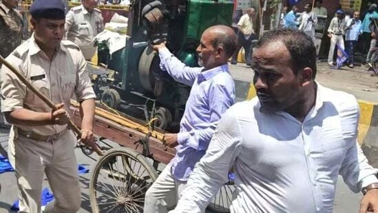 भारत बंद दरम्यान लाठीचार्ज! पोलिसांनी चक्क डेप्युटी कलेक्टरलाचं बदडलं; घटनेचा व्हिडिओ व्हायरल